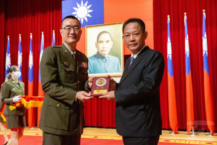 夏副指揮官頒發後備憲兵獎項