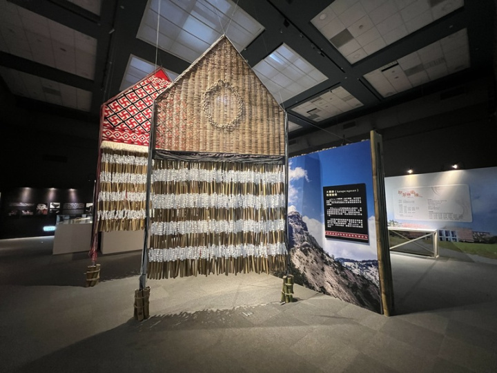 國立台灣史前文化博物館展出賽夏族矮靈祭典相關物件，入口意象展示賽夏族最具特色的「臀鈴」裝置藝術。