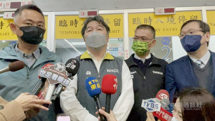 CECC chief and Deputy Health Ministry Victor Wang (second left) speaks to reporters after inspecting the COVID-19 prevention measures set up at the Shuitou Wharf in Kinmen on Tuesday. CNA photo Dec. 13, 2022