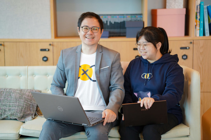 「Content x Creator創利市集」於2021年創立，以打造集結數位漫畫、文字創作的內容平台為目標。左起為共同創辦人暨市場總監陳宏睿、共同創辦人暨產品總監王潔英。（CxC創利市集提供）