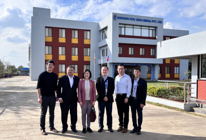 農友種苗印度分公司15日為座落於西部大城普恩（Pune）的新廈舉行落成典禮，中華民國駐印度代表處經濟組長陳郁淇（左3）、台北世界貿易中心孟買辦事處主任許伯禕（右3）到場致賀。（農友種苗印度分公司提供）