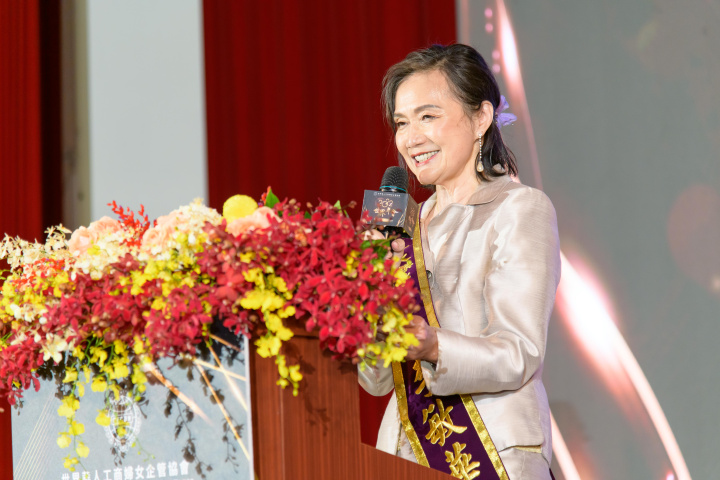 李敏華榮獲第九屆世界十大傑出華商婦女華冠獎  (世華總會提供)
