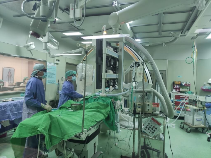 嘉義縣一名中年男子日前急性下壁心肌梗塞，立即在救護車上做十二導程心電圖，檢查資料馬上連線到大林慈濟醫院，院方做好心肌梗塞搶救準備，病患也在到院後在最短時間送入心導管室（圖），打通血管、放置支架。（嘉義大林慈濟醫院提供）