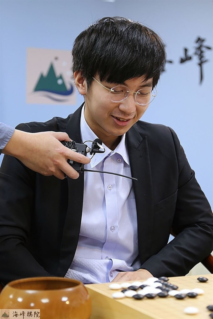 21歲的許皓鋐名人去年丟失「棋王」頭銜後，今年捲土重來，成功奪回頭銜，也拿下今年第7座冠軍。（海峰棋院提供）