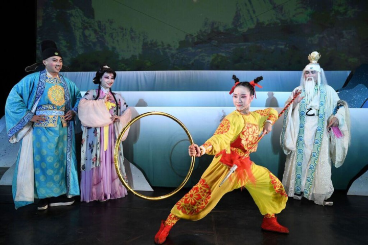 紙風車劇團創團30週年新作「哪吒鬧龍宮」，利用燈光與3D動畫、音效，打造宛如真實的東海龍宮海底，並結合台灣多元傳統元素，將於16日晚上7時在屏東千禧公園進行戶外演出。（屏東縣政府提供）