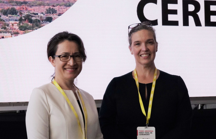 駐美代表蕭美琴（左）與美國在台協會（AIT）台北辦事處長孫曉雅（右）獲邀出席台積電鳳凰城移機典禮。