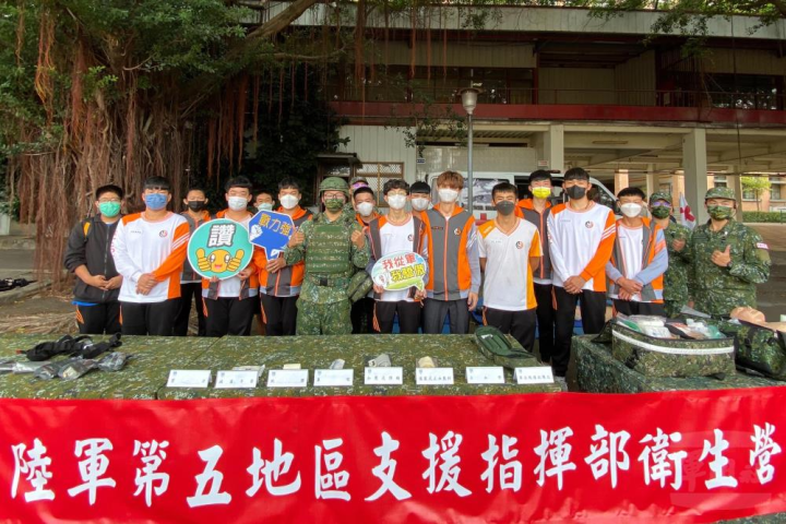 陸軍5支部衛生營日前於青年高中設置人才招募攤位，強化全民國防理念。（陸軍第十軍團提供）