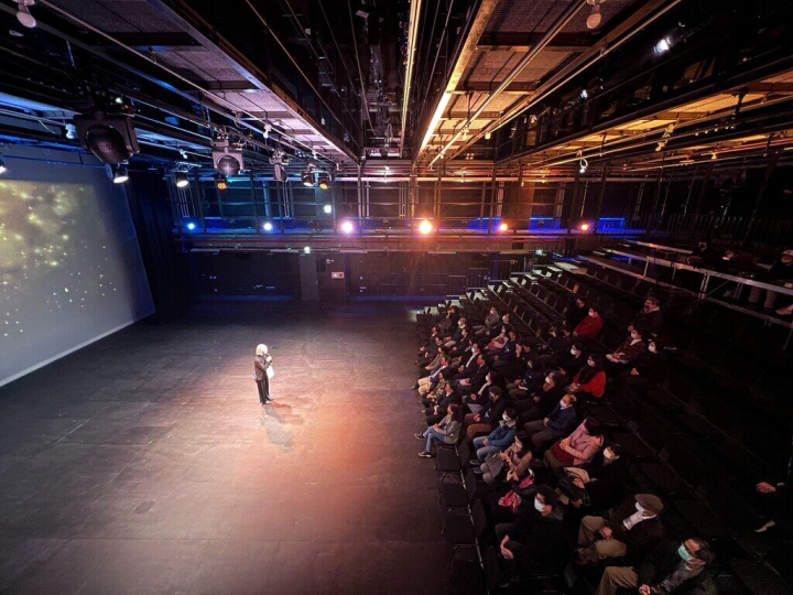 台灣大學新建的300席「遊心劇場」近日揭牌，預計112年開始營運，除提供戲劇系師生表演空間，也將串起校園藝文空間。（台灣大學提供）