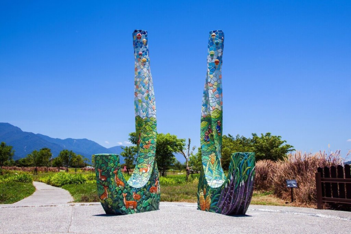 行政院農業委員會水土保持局與鹿野鄉公所聯手，經過農村再生重新整理改善，打造總面積超過2公頃的「犄角公園」，入口意象犄角裝置藝術榮獲2022美國謬思設計大獎金獎。（農委會提供）