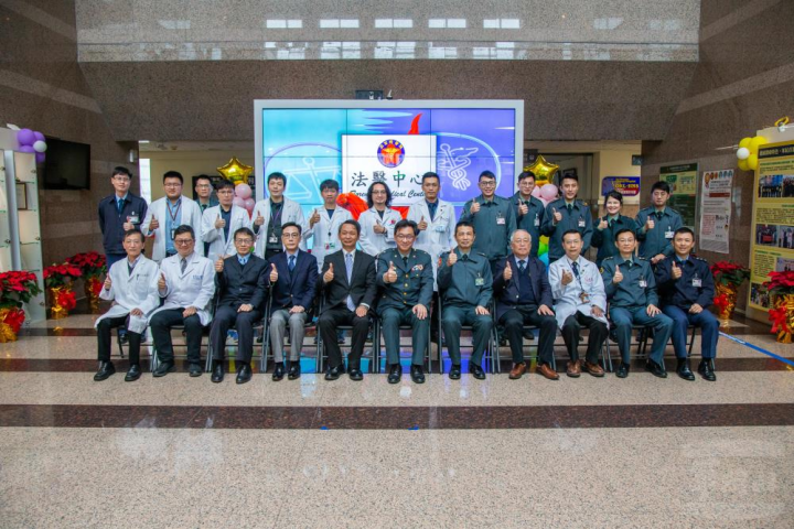 三軍總醫院與法務部合作成立法醫病理中心15日揭牌啟用，王院長、與會貴賓等人合影。（軍聞社記者莊家宏攝）