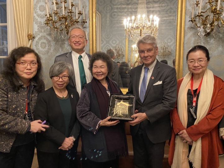 人權委員會主委陳菊感謝李察與法國政府對台灣的民主人權的支持，贈送李察（右2）人權紀念品。