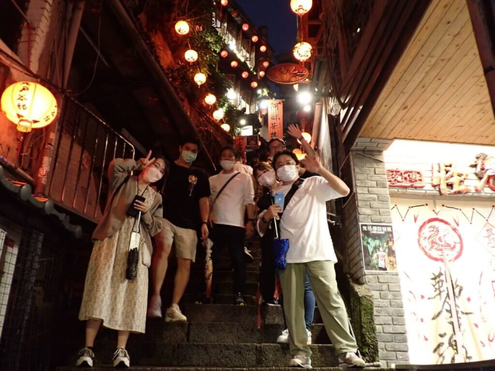 平岩建設株式會社來台舉辦員工旅遊，必訪景點包含九份的神隱少女街道。（平岩建設株式會社提供）