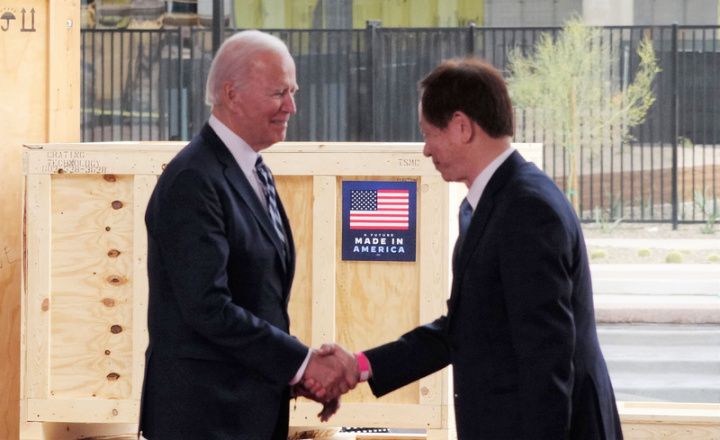 美國總統拜登（左）出席台積電亞利桑那州鳳凰城晶圓廠移機典禮，台積電董事長劉德音（右）歡迎拜登蒞臨致詞。