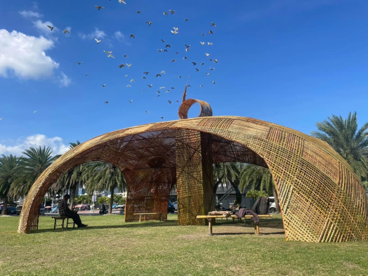 由原住民傳統竹編藝術家陳勇昌打造的「Taloan 打魯岸」地景藝術裝置，放置在花蓮東大門夜市旁的陽光電城原住民文創館外草坪，相當吸睛。（石資中心提供）