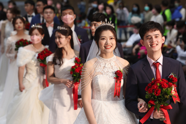 台鐵職工福利委員會3日下午在台北車站大廳舉辦「111年集團結婚典禮」，30對新人齊聚會場，在親朋好友見證下開心完成婚禮，臉上盡是喜悅神色。