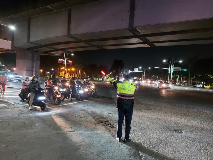 迎接義大世界999秒跨年煙火，高雄仁武警分局27日公布義大二路跟水管路口、186甲線跟嘉保路口、186甲線跟高46線路口、水管路跟仁林路口等7個管制點，將實施分階段分流交管措施。圖為警方交管示意圖。（高市仁武警分局提供）