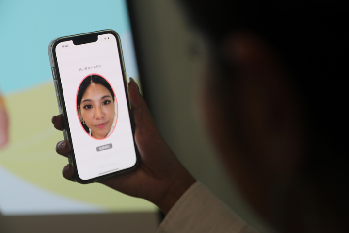 新創公司Authme優化身分驗證流程，進行臉部辨識，將證件照片與使用者進行人臉比對，提供高準確度的辨識效果。