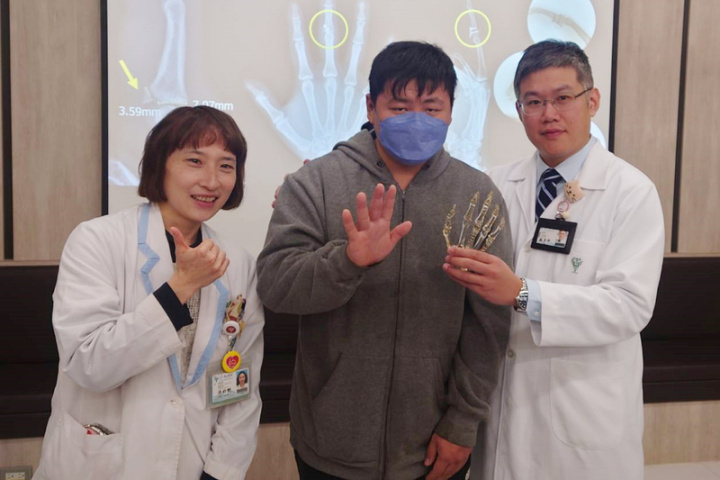 奇美醫學中心骨科部主治醫師蘇昱仲（右）19日在院內衛教宣導會表示，手指骨折未及時處理恐影響靈活度恢復，小意外也不可輕忽。