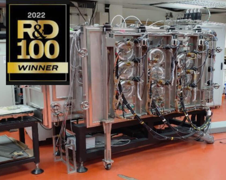 原能會核能研究所近年以高密度電弧電漿製程，開發奈米級多孔性薄膜，取代現行濺鍍製程，打造創新電致變色玻璃量產技術，奪得2022年全球百大科技研發獎（R&D 100 Awards）肯定。（原能會核研所提供）