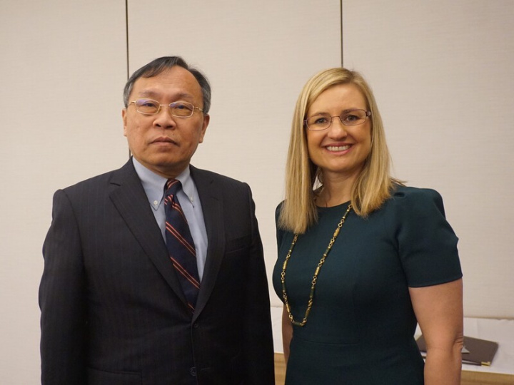 台灣銀行董事長呂桔誠（左）6月赴美國亞利桑那州，為台銀在鳳凰城的辦事處主持開幕酒會。鳳凰城市長加勒戈（右）表示，市政府將扮演好客的好夥伴，歡迎台灣公司把鳳凰城當自己的家。攝於6月21日。