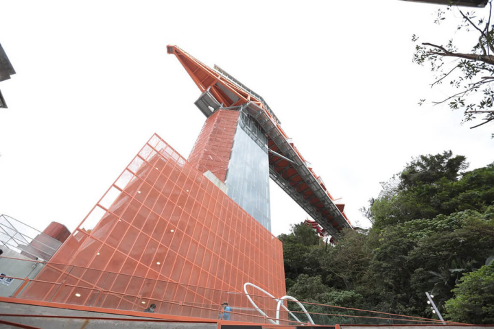 基隆市政府推動「基隆山海城串聯再造計畫工程（基隆塔）」，斥資新台幣約3.7億元打造，以港區橋式起重機為發想，啟用後可透過基隆塔電梯及高架人行棧道的水平及垂直動線，將遊客自基隆港東岸運送到中正公園主普壇後側，縫補基隆港區及東岸步行動線，達成港、城、丘新生活體驗。（基隆市政府提供）