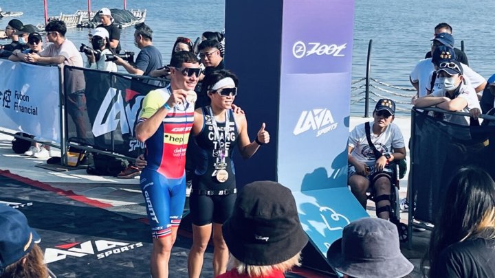 Norwegian ironman Gustav Iden (center left)is pictured at an ironman event in Pingtung County on Sunday. Photo courtesy of Dapeng Bay National Scenic Area Administration
