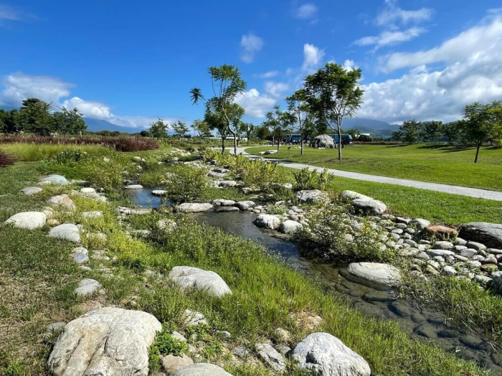 行政院農業委員會水土保持局說明，「犄角公園」運用生態友善工法改善排水與滯洪系統，打造韌性地景，也建構出水生動植物的新棲地；藉由乾砌石工法打造出一條貫串園區的景觀水道和蓄水池，兼具灌溉、疏洪及淨化水質功能。（農委會提供）