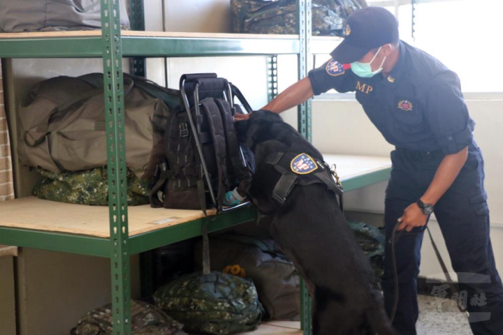 為防範毒品侵害，確維部隊純淨，嘉義憲兵隊緝毒犬入營執行安全檢查。（陸軍第十軍團提供）