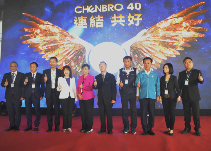 伺服器機殼廠商勤誠興業斥資在嘉義馬稠後產業園區設廠，2日舉行新廠房啟用儀式暨40週年廠慶活動，嘉義縣長翁章梁（右3）、勤誠興業董事長陳美琪（左5）等人出席。