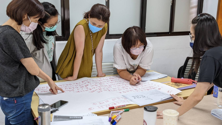 學員在設計工作坊中以「公民咖啡館」的形式討論課程設計實作