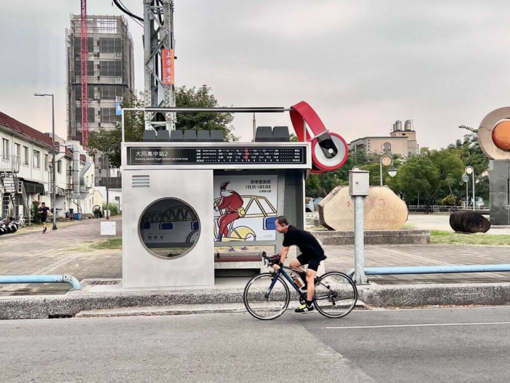 屏東縣政府111年完成14座候車亭改造，位於大同高中前的候車亭以復古手提式收音機配上耳機，帶有熱音青春意象。（屏東縣政府提供）