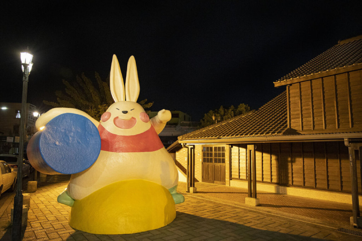 台南市政府在鹽水區推出月之美術館年度企劃「漫月美行動」，將於17日開幕。圖為禹禹藝術工作室作品「永成放映中：戲兔之夢」。（台南市文化局提供）