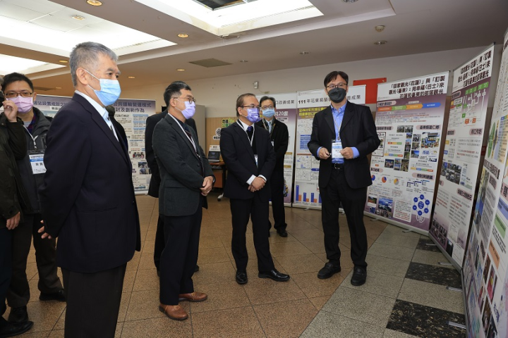 陳彥伯政務次長聽取區域中心成果靜態展示解說