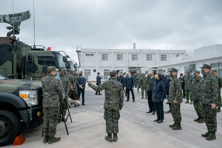 蔡英文總統日前上午前往澎湖勗勉「陸軍航空特戰指揮部兩棲偵察營」、「海軍西嶼雷達站」、「海軍海鋒六中隊」及「海軍146艦隊」