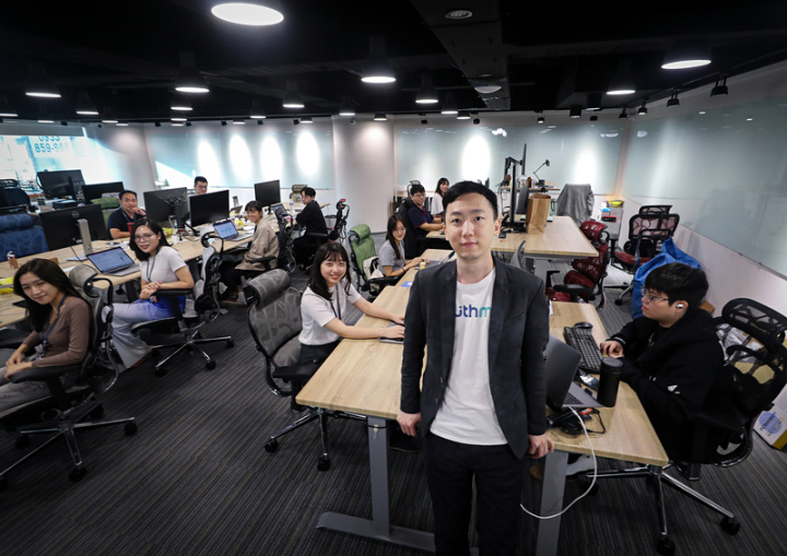 Authme共同創辦人暨執行長李紀廣指出，過去創業投入加密貨幣交易所，從中看到數位身分驗證的痛點，Authme成立後決定先瞄準法遵、資安規格最高的金融業作為目標