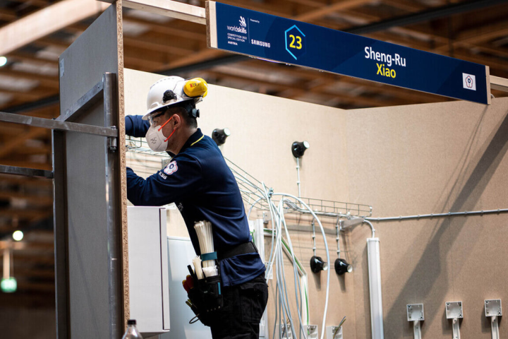 高雄高工電機科校友蕭聖儒代表國家參加2022國際技能競賽奧地利賽場，勇奪「電氣裝配」職類金牌。（勞動部提供）