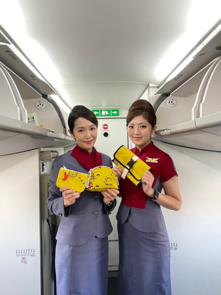 華信航空ERJ型噴射客機今年全數退役，機上近600件全新未拆封的救生衣也一併汰除，為落實企業環保、永續發展理念，華信航空以這批救生衣為材料，精心打造成時尚隨身配件系列產品，供民眾購買珍藏。（華信航空提供）