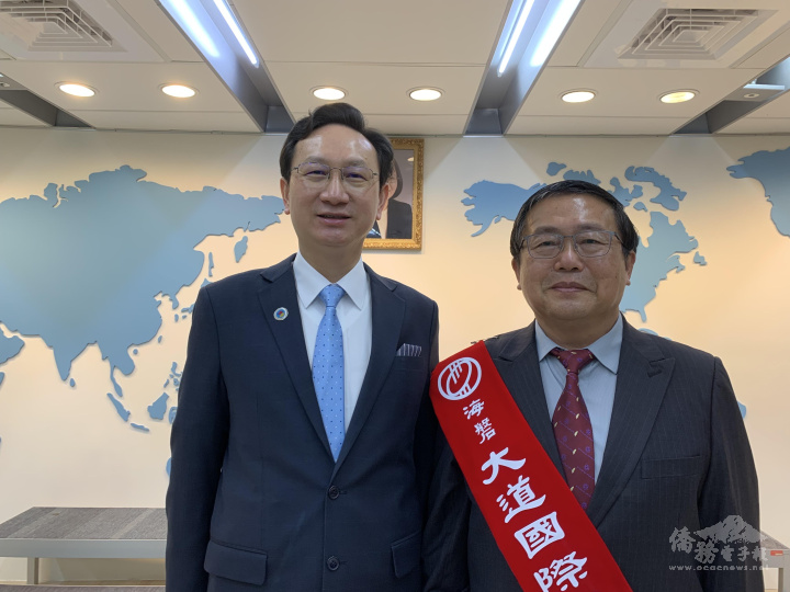 陳陽明(右)2021年獲磐石獎得主與委員長童振源合影
