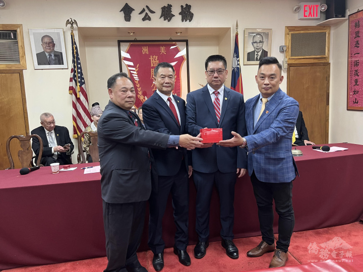 美洲協勝公會第89屆總理黃仕初(右2)、陳羨韶(左2)、紐約協勝公會2023年主席黎柏雄(右1)、梅健莊(左1)承接印信，正式就職