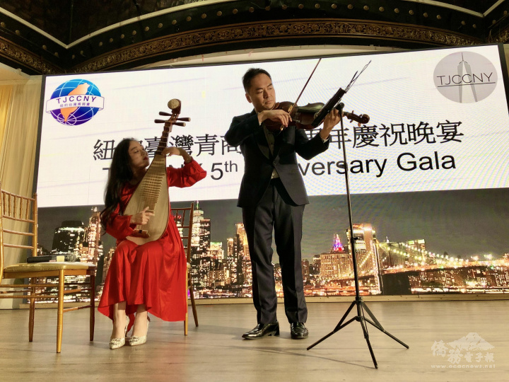 新亞音樂協會創辦人林維洋僑務促進委員(右)與旅美青年音樂家在年會上精彩演出