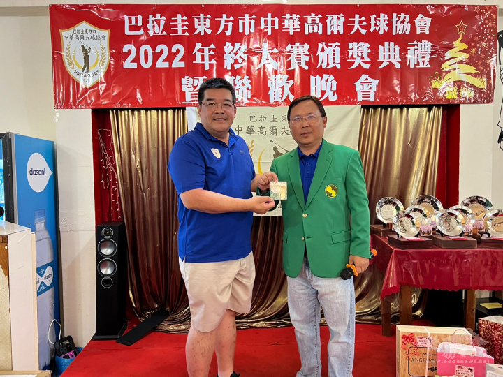 蕭會長代表接受魏副總領事致贈紀念品