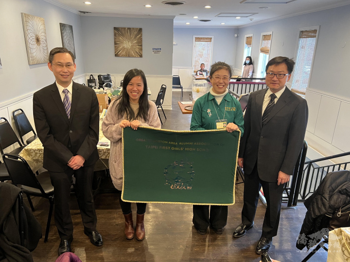 孫儉元 (圖左) 與潘昭榮 (圖右) 見證下，現任會長吳杏玫（右二）交接給新任會長饒雨涵（左二）