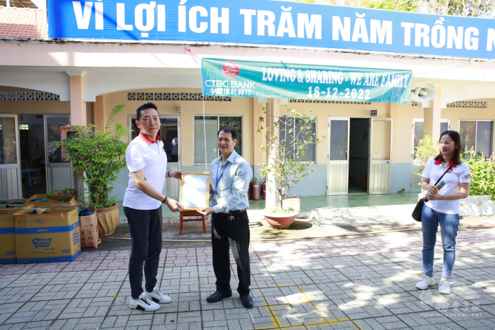 林同省地靈區Hoa Bac民族村贊助濾水系統頒贈感謝狀，行長陳清泉代表接收