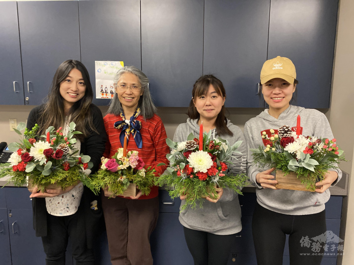老師與學員和各自美麗的花藝作品合照
