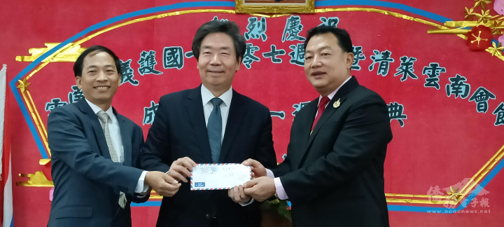 大使莊碩漢(中)、許世榕組長(左)代表僑委會提供活動補助金，由蔣慶國會長(右)接領