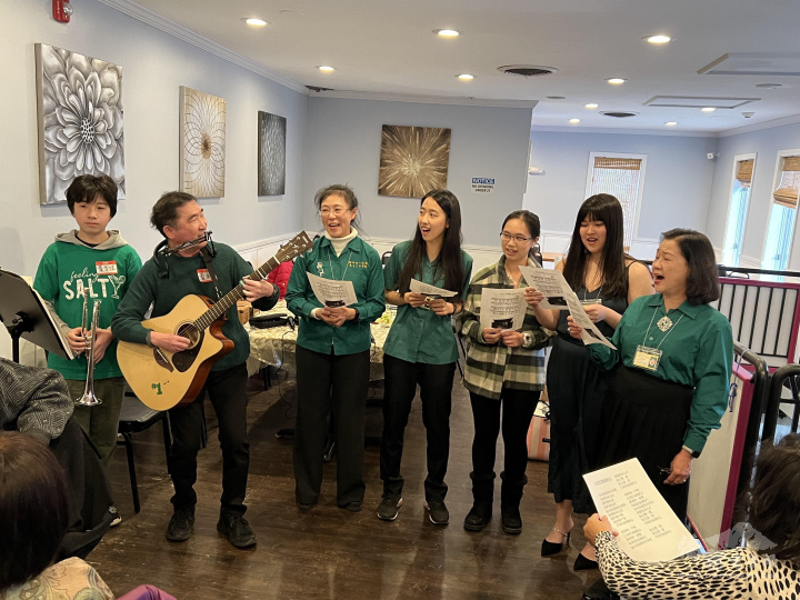 黃正昇 (左二) 與吳萍萍 (右一) 帶領校友們一同歡唱