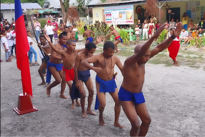 當地的艾沓原住民表演傳統舞蹈歡迎訪賓的到來
