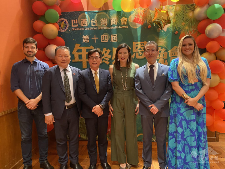 蔡逢興（左二）和貴賓們合影