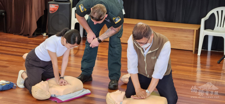來自St John的專家逐一指導學員們正確操作CPR