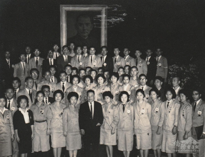 獲選民國52年全國優秀青年代表接受蔣經國召見(左排第二)